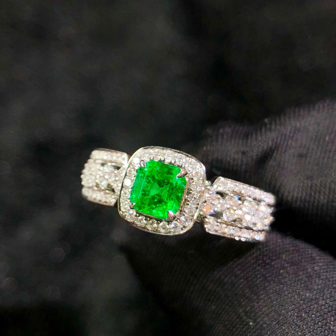 14k Gold 0.91 Ctw Vivid Green Natural Emerald & Diamond Ring - 6