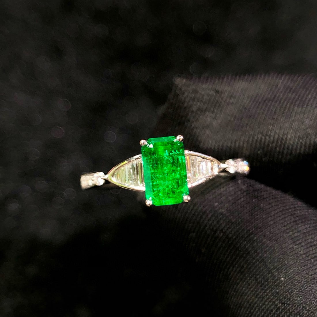 14k Gold 0.85 Ctw Vivid Green Natural Emerald & Diamond Ring - 2