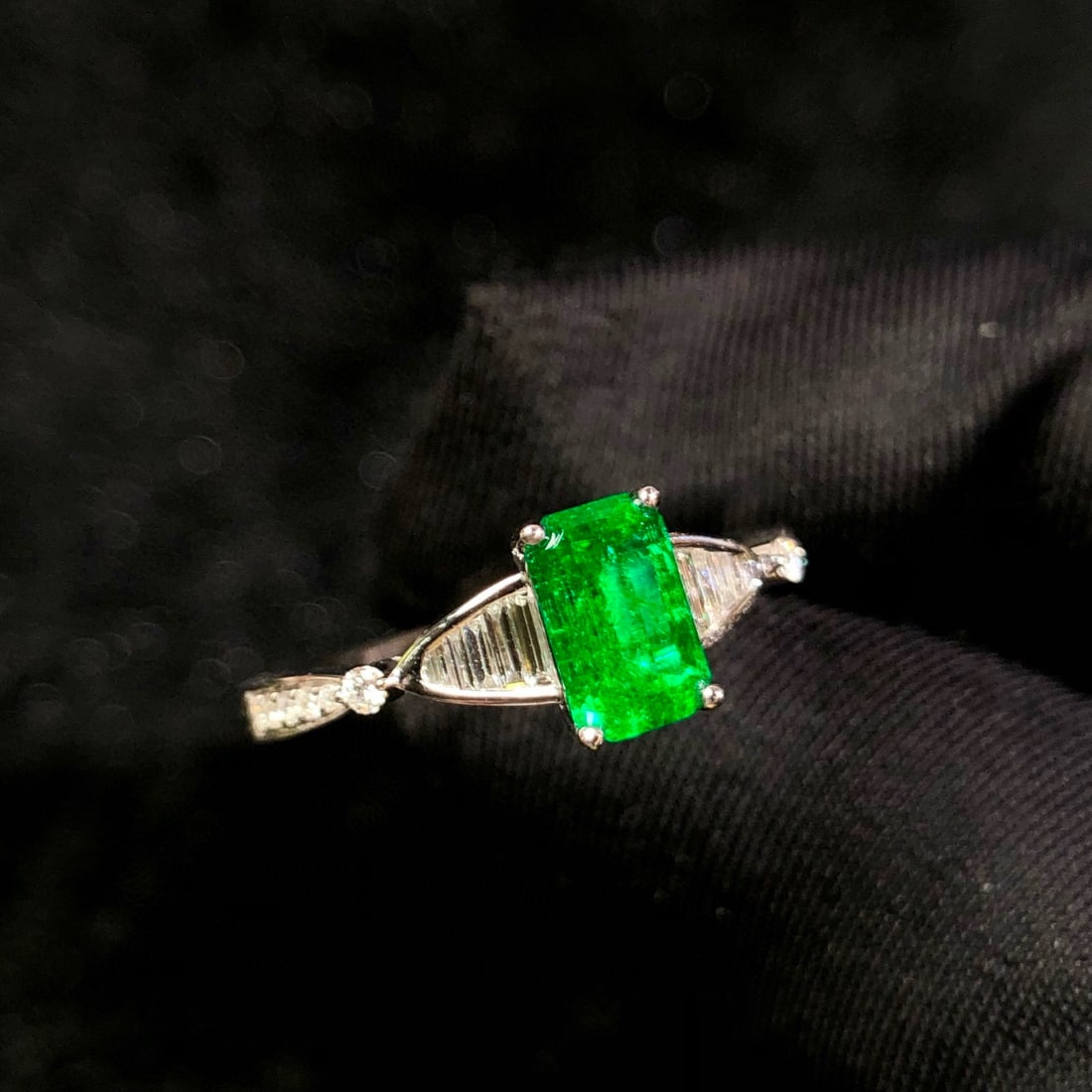 14k Gold 0.85 Ctw Vivid Green Natural Emerald & Diamond Ring - 3