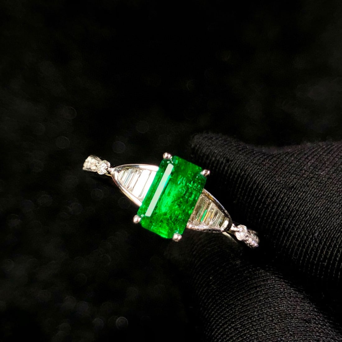 14k Gold 0.85 Ctw Vivid Green Natural Emerald & Diamond Ring - 4