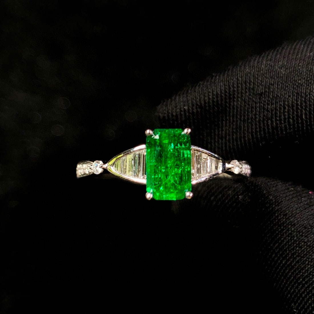 14k Gold 0.85 Ctw Vivid Green Natural Emerald & Diamond Ring - 5