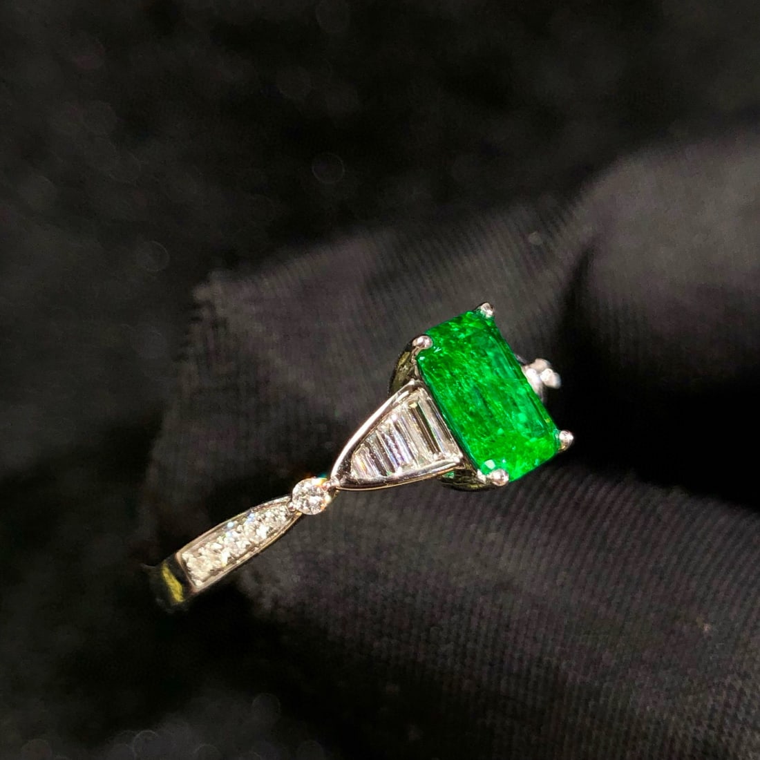 14k Gold 0.85 Ctw Vivid Green Natural Emerald & Diamond Ring - 6
