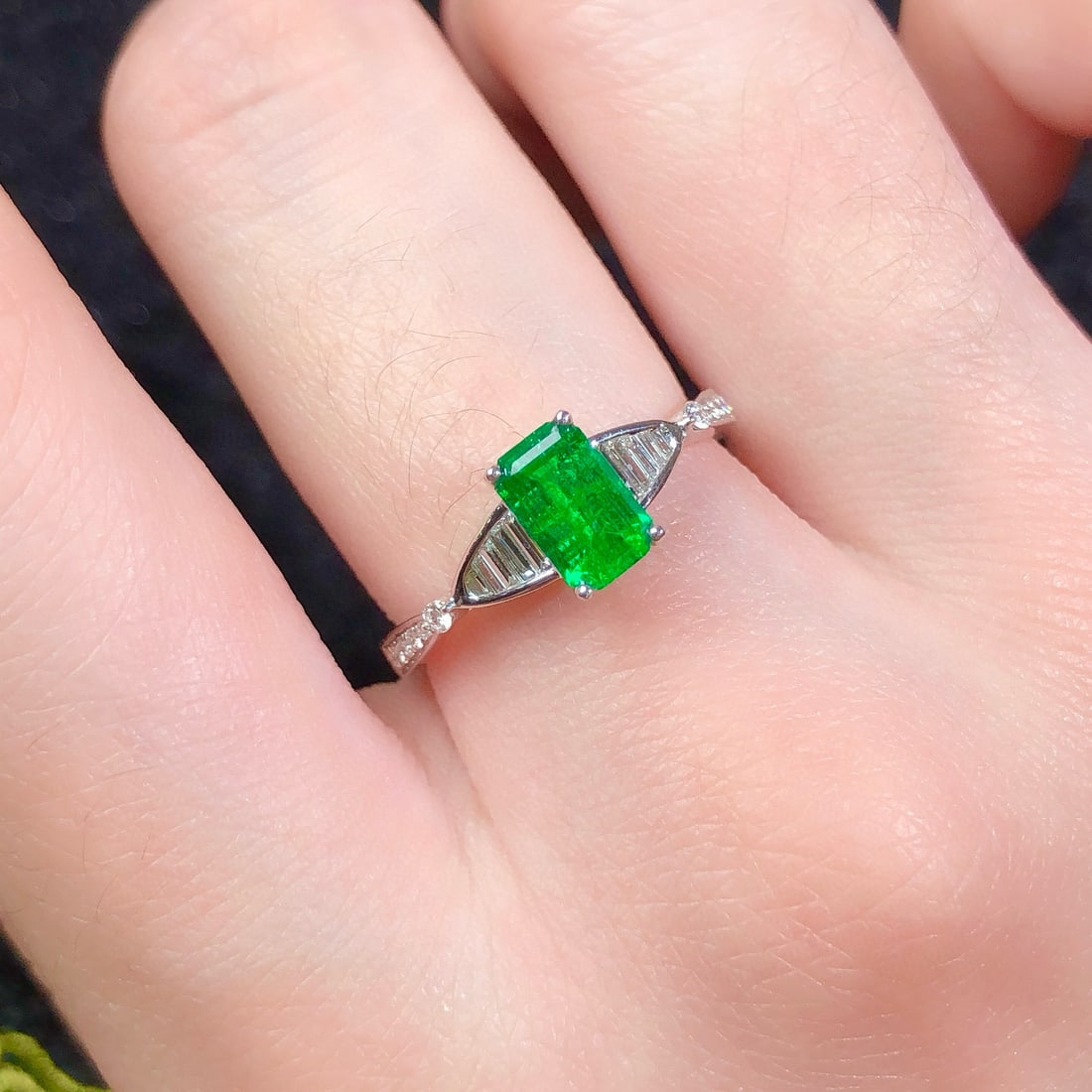14k Gold 0.85 Ctw Vivid Green Natural Emerald & Diamond Ring - 7