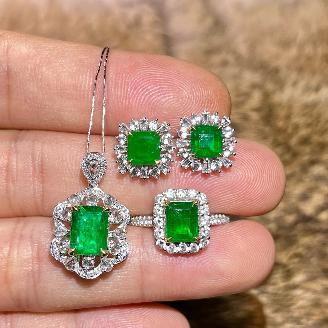14k Gold 3.67 Ct Vivid Green Natural Emerald & Diamond Jewelry Set (1 of 6)