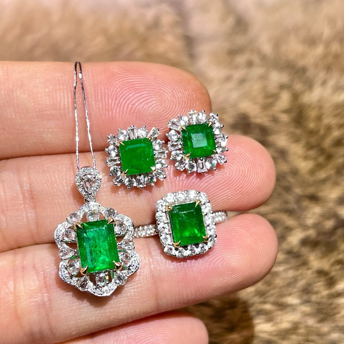 14k Gold 3.67 Ct Vivid Green Natural Emerald & Diamond Jewelry Set - 2
