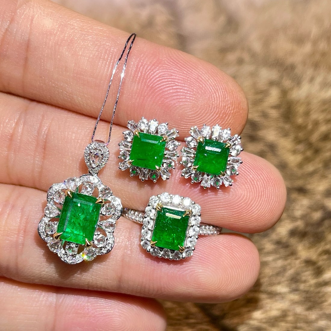 14k Gold 3.67 Ct Vivid Green Natural Emerald & Diamond Jewelry Set - 3