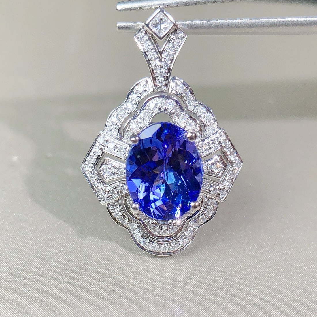 14k Gold 2.00 Ctw Natural Tanzanite & Diamond Pendant( Without Chain ): Ref:230984243 // gold content:14k gold // main gemstone:tanzanite // shape:oval // carat weight:1. 74ct // color:blue // treatment:natural // // adjacent gemstone 2 : diamond // shape:round // carat