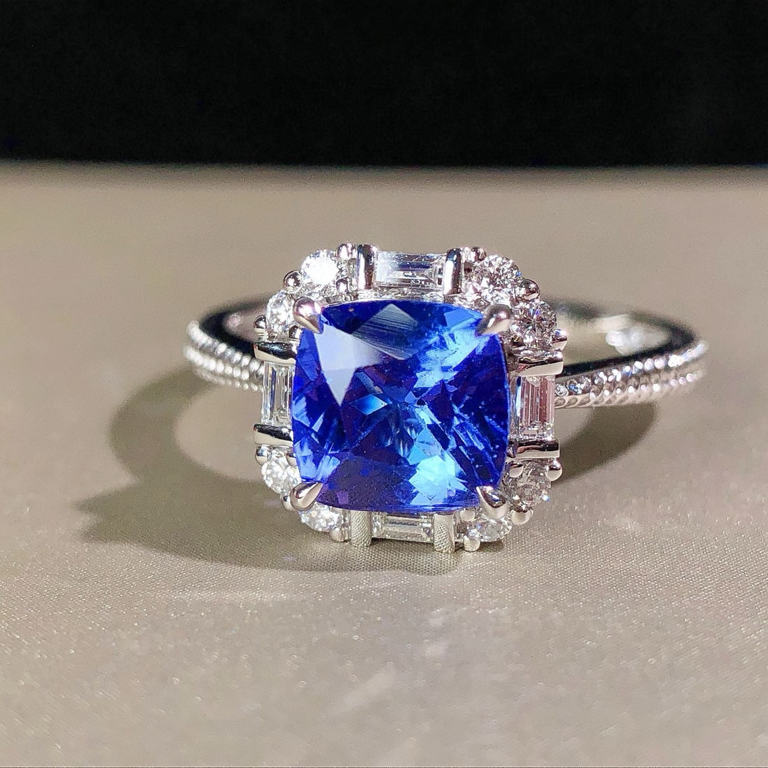 14k Gold 2.00 Ctw Natural Tanzanite & Diamond Ring - 4
