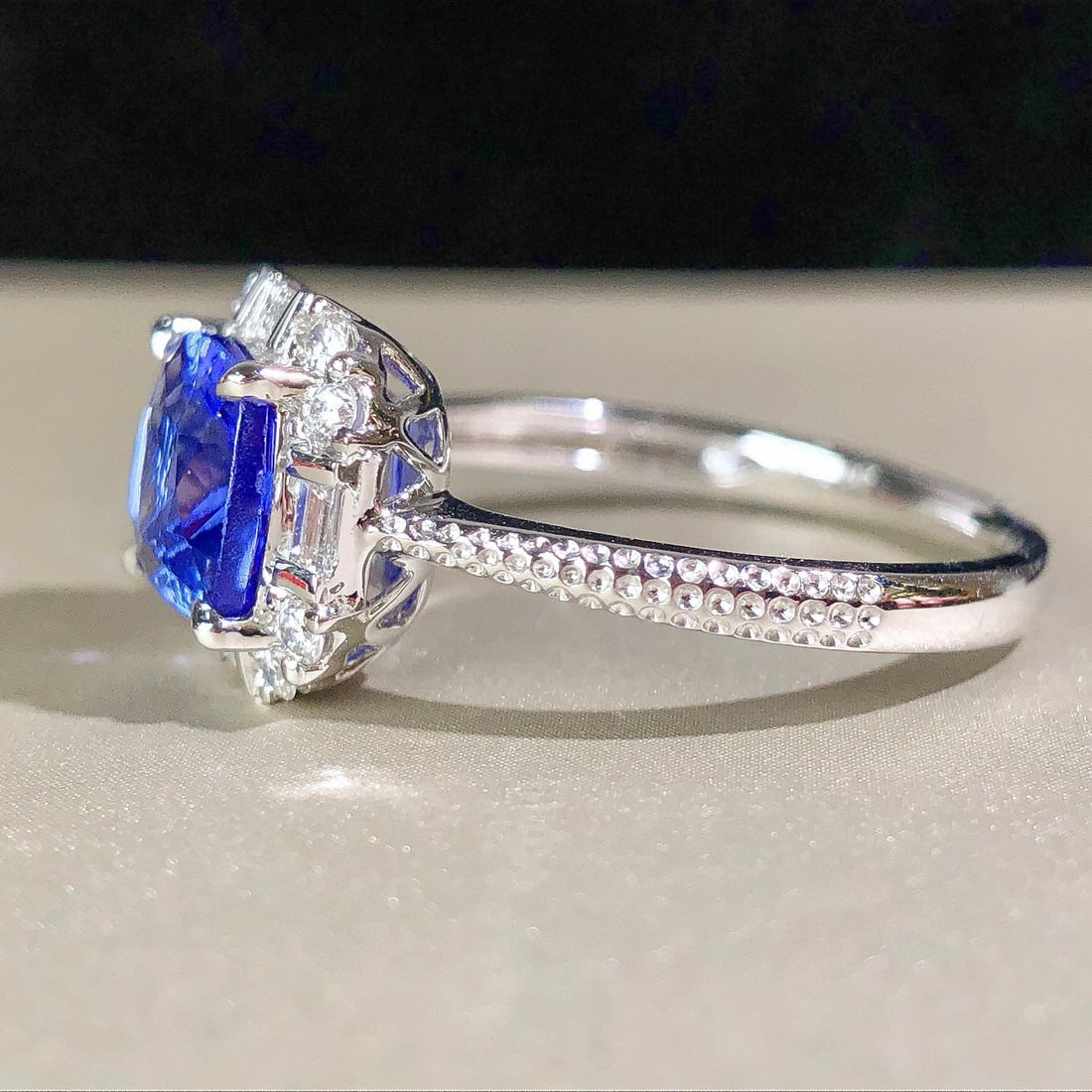 14k Gold 2.00 Ctw Natural Tanzanite & Diamond Ring - 6