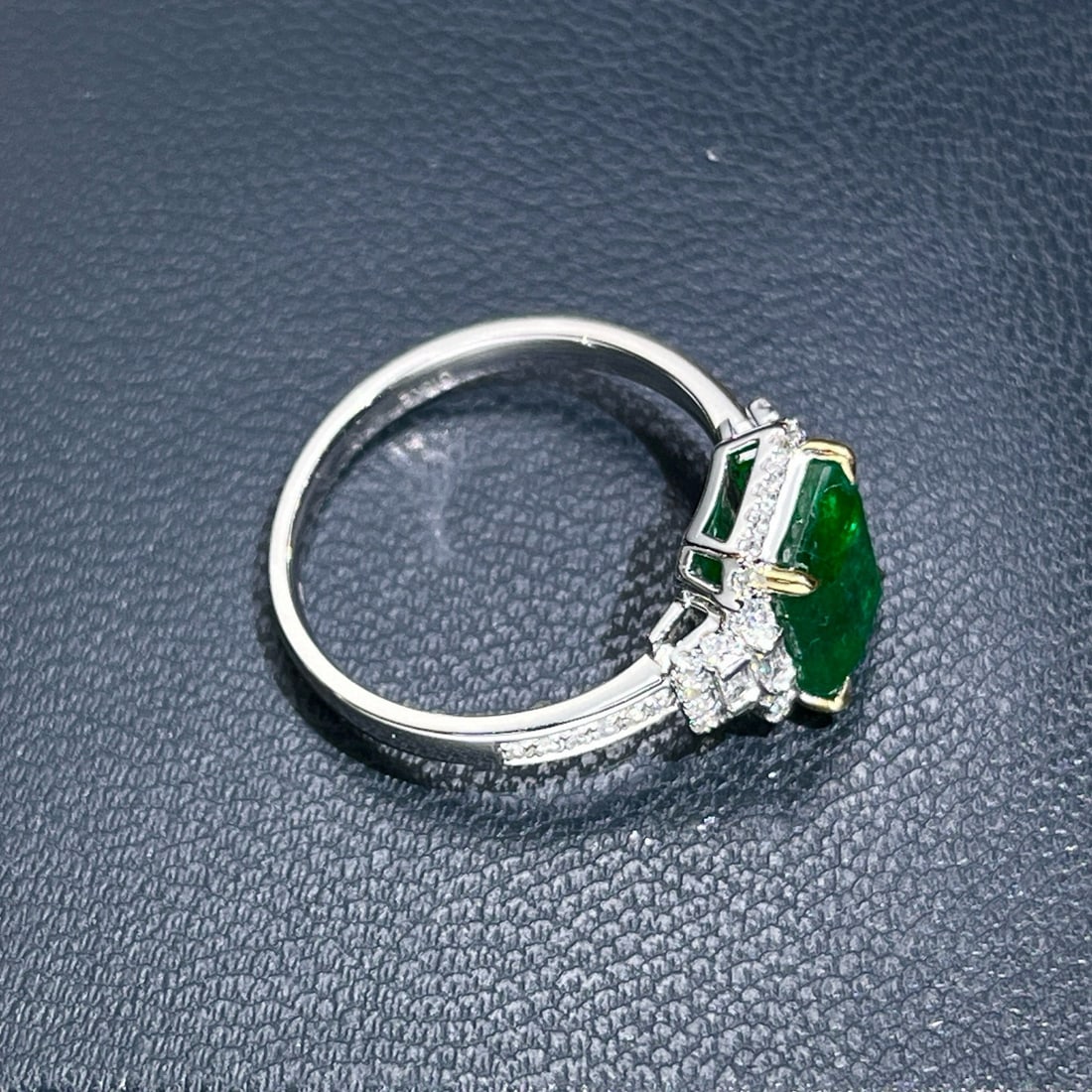 14k Gold 2.47 Ctw Vivid Green Natural Emerald & Diamond Ring - 5