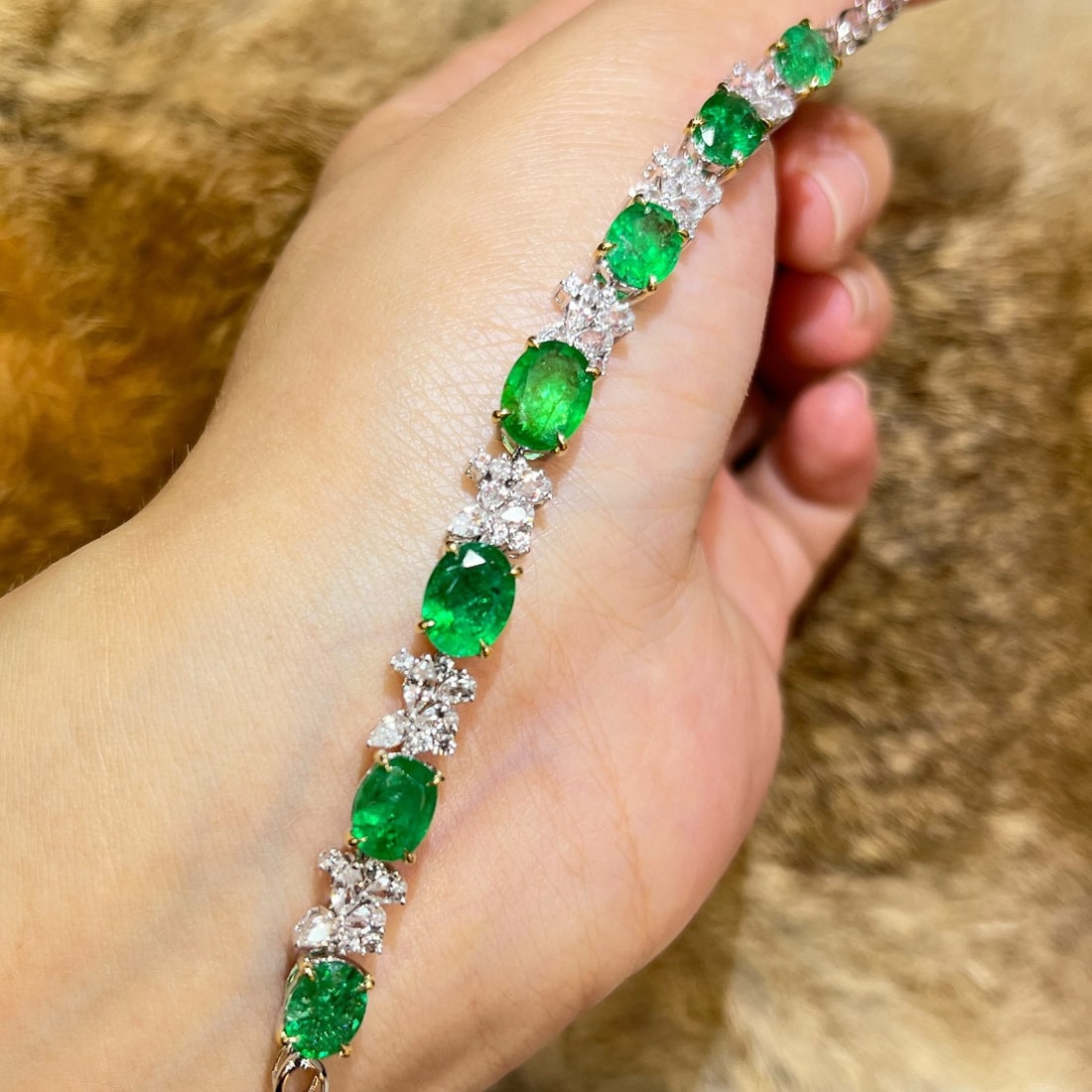 14k Gold 9.83 Ctw Vivid Green Natural Emerald & Sapphire Bracelet: Ref:230984254 // gold content:14k gold // main gemstone:emerald // shape:oval // carat weight:7. 85ct // color:vivid green // treatment:natural // // adjacent gemstone 2 : sapphire // number of