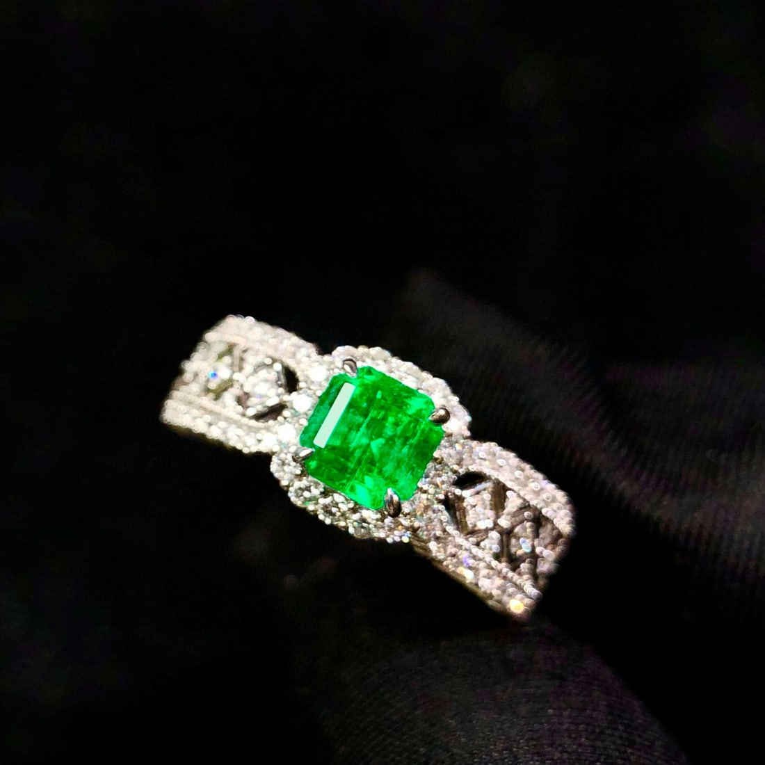 14k Gold 1.23 Ctw Vivid Green Natural Emerald & Diamond Ring - 4