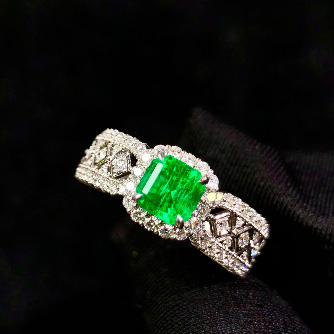 14k Gold 1.23 Ctw Vivid Green Natural Emerald & Diamond Ring - 5