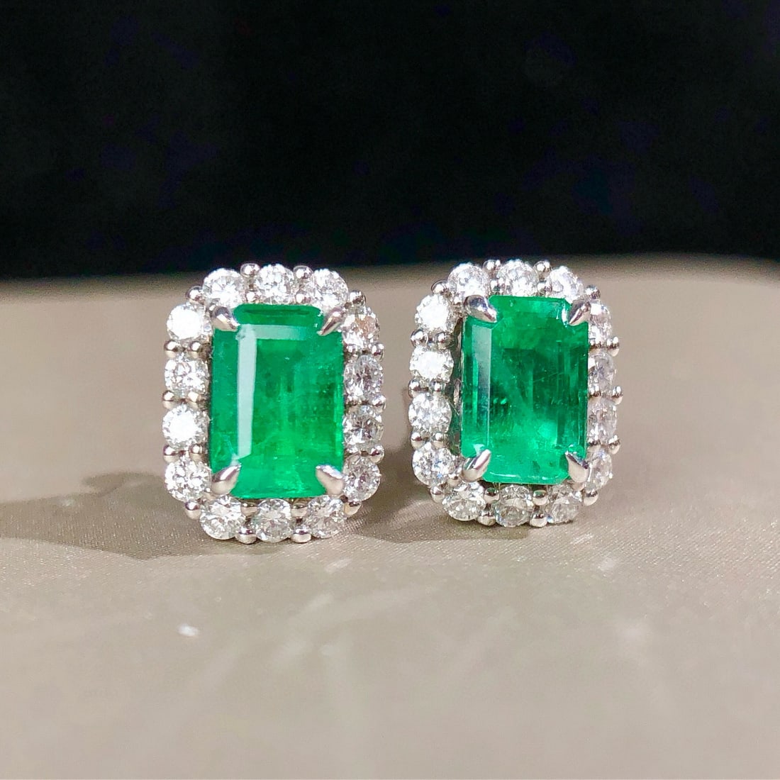 14k Gold 1.51 Ctw Vivid Green Natural Emerald & Diamond Earrings: Ref:230984257 // gold content:14k gold // main gemstone:emerald // shape:octagonal // carat weight:1. 09ct // color:vivid green // treatment:natural // // adjacent gemstone 2 : diamond // shape:round