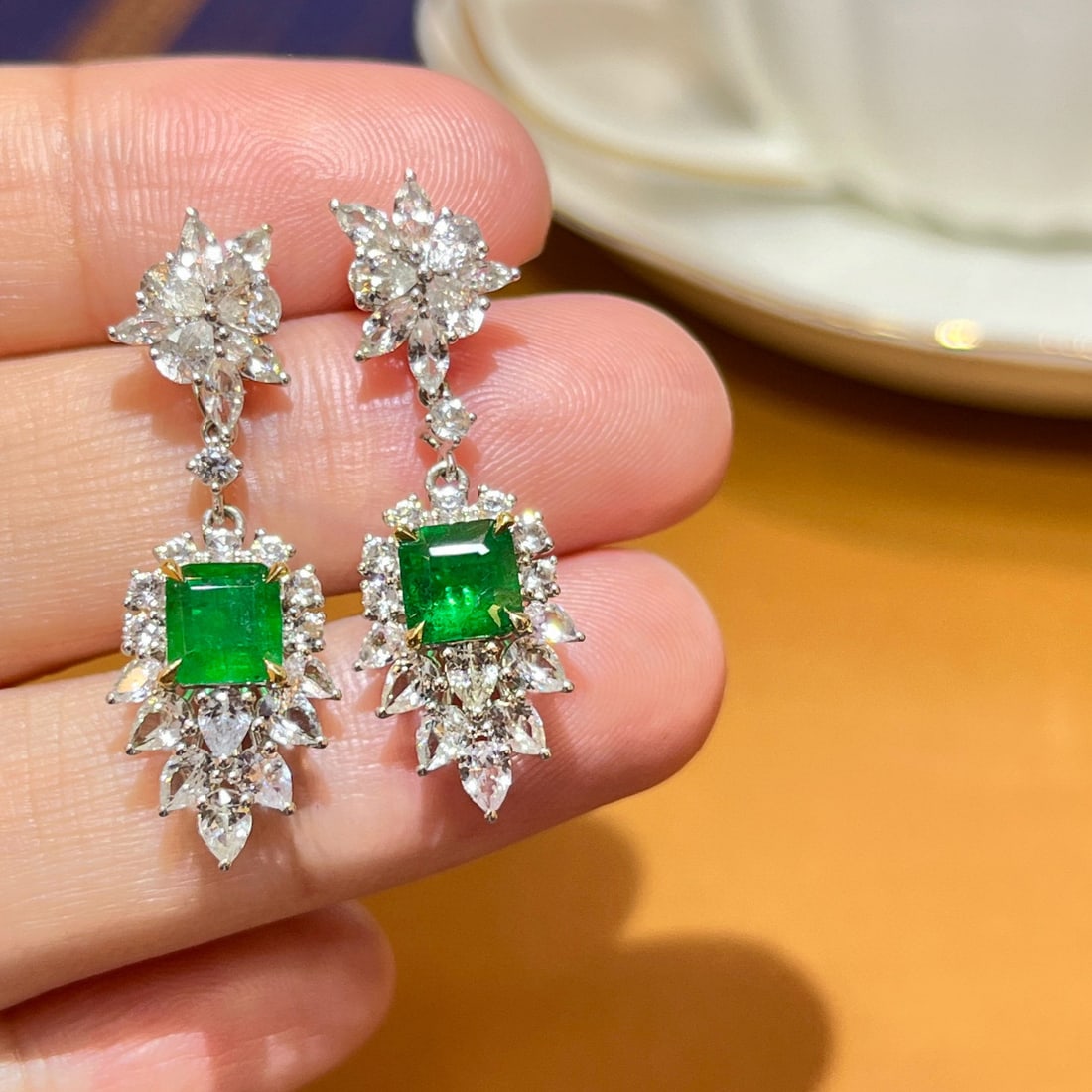 14k Gold 1.77 Ct Vivid Green Natural Emerald & Sapphire Earrings: Ref:230984258 // gold content:14k gold // main gemstone:emerald // shape:octagonal // carat weight:1. 77ct // color:vivid green // treatment:natural // // adjacent gemstone 2 : sapphire // number of