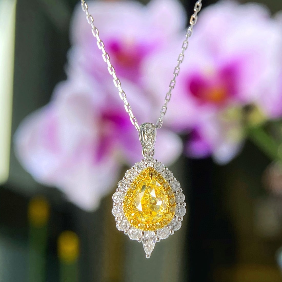 14k Gold 1.42 Ctw Natural Yellow Diamond & Diamond Necklace: Ref:230984262 // gold content:14k gold // main gemstone:yellow diamond // shape:pear // carat weight:1ct // color:yellow // treatment:natural // // adjacent gemstone 2 : diamond // shape:round //