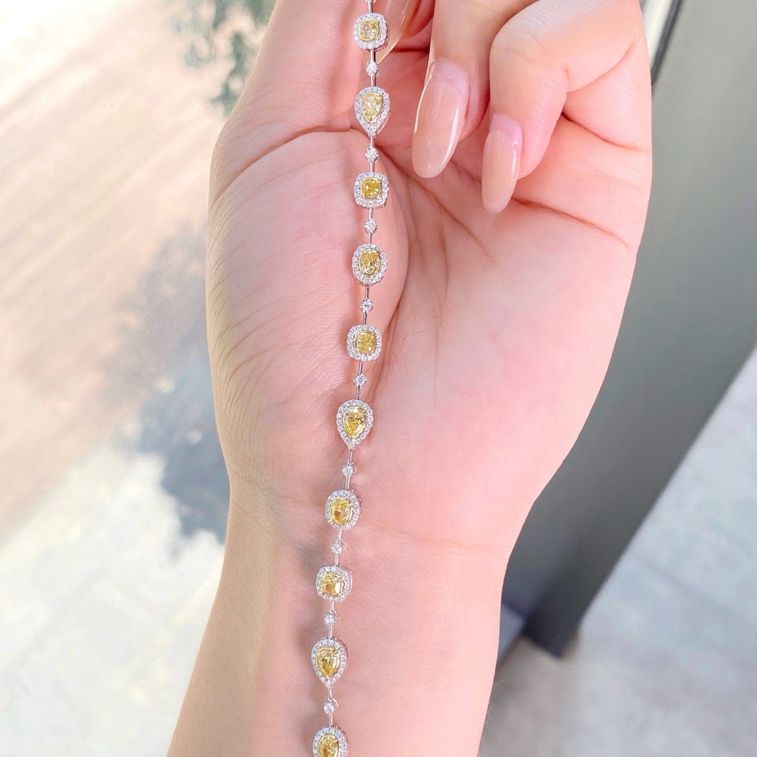 14k Gold 3.25 Ctw Natural Yellow Diamond & Diamond Bracelet: Ref:230984264 // gold content:14k gold // main gemstone:yellow diamond // shape:multiply // carat weight:2. 25ct // color:yellow // treatment:natural // // adjacent gemstone 2 : diamond //