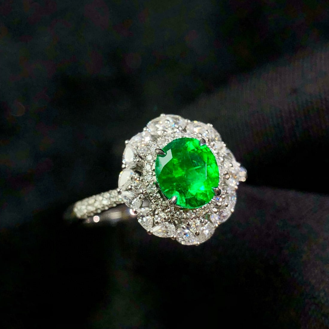 14k Gold 1.30 Ctw Vivid Green Natural Emerald & Diamond Ring - 2