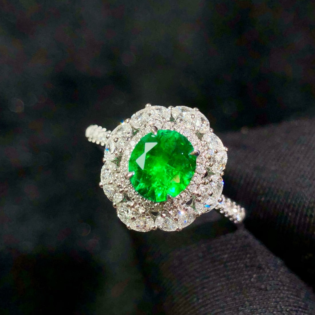 14k Gold 1.30 Ctw Vivid Green Natural Emerald & Diamond Ring - 4