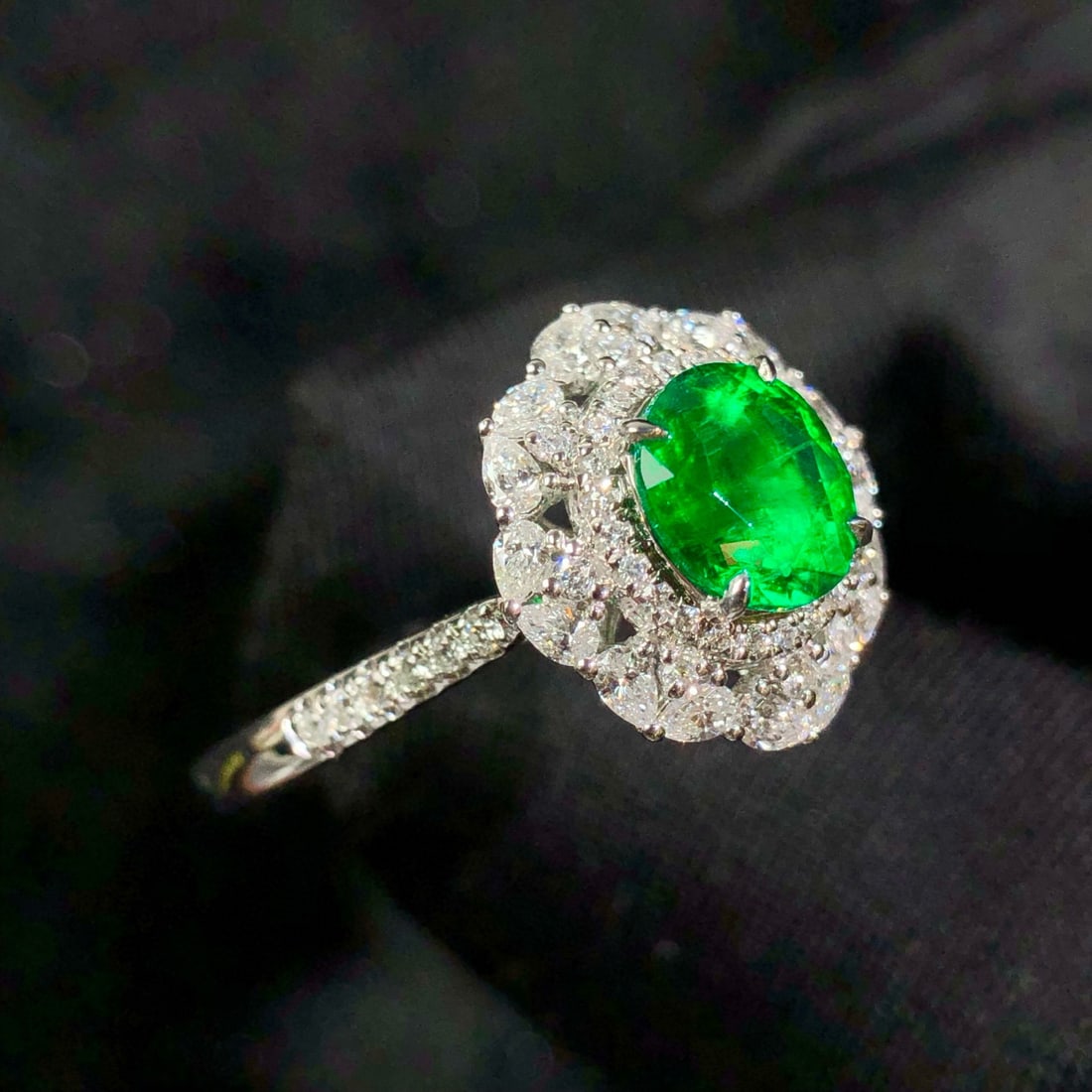 14k Gold 1.30 Ctw Vivid Green Natural Emerald & Diamond Ring - 6