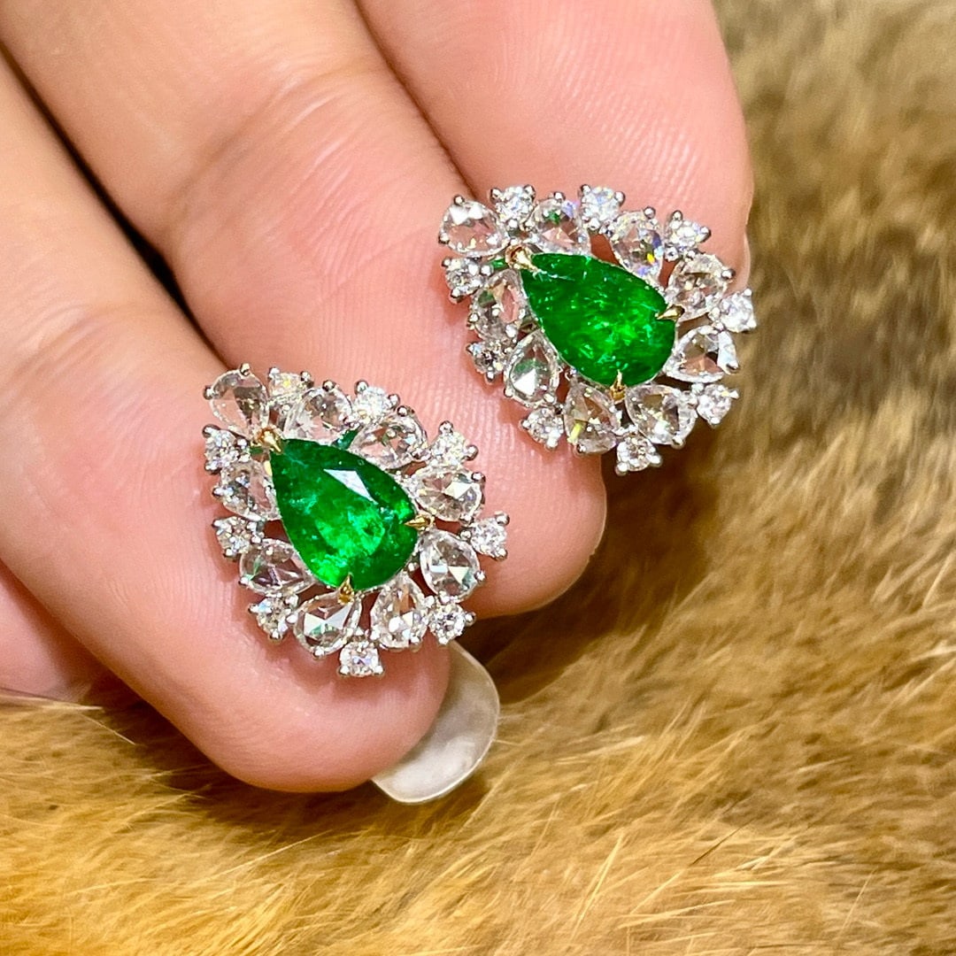 14k Gold 2.48 Ctw Vivid Green Natural Emerald & Diamond Earrings: Ref:230984277 // gold content:14k gold // main gemstone:emerald // shape:pear // carat weight:1. 38ct // color:vivid green // treatment:natural // // adjacent gemstone 2 : diamond // number of stones: