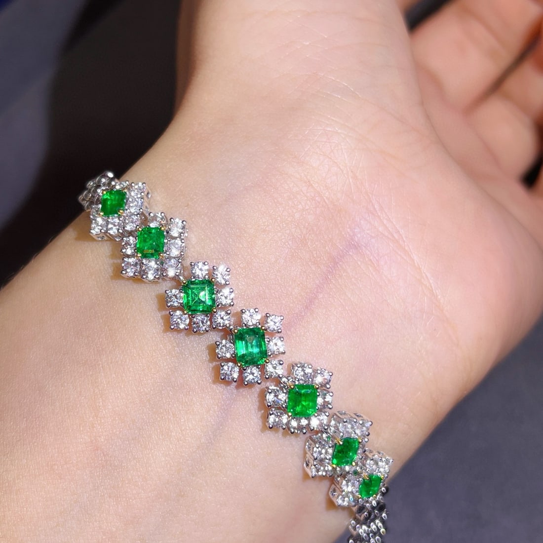 14k Gold 3.55 Ctw Vivid Green Natural Emerald & Sapphire Bracelet: Ref:230984278 // gold content:14k gold // main gemstone:emerald // shape:octagonal // carat weight:1. 33ct // color:vivid green // treatment:natural // // adjacent gemstone 2 : sapphire // number of s