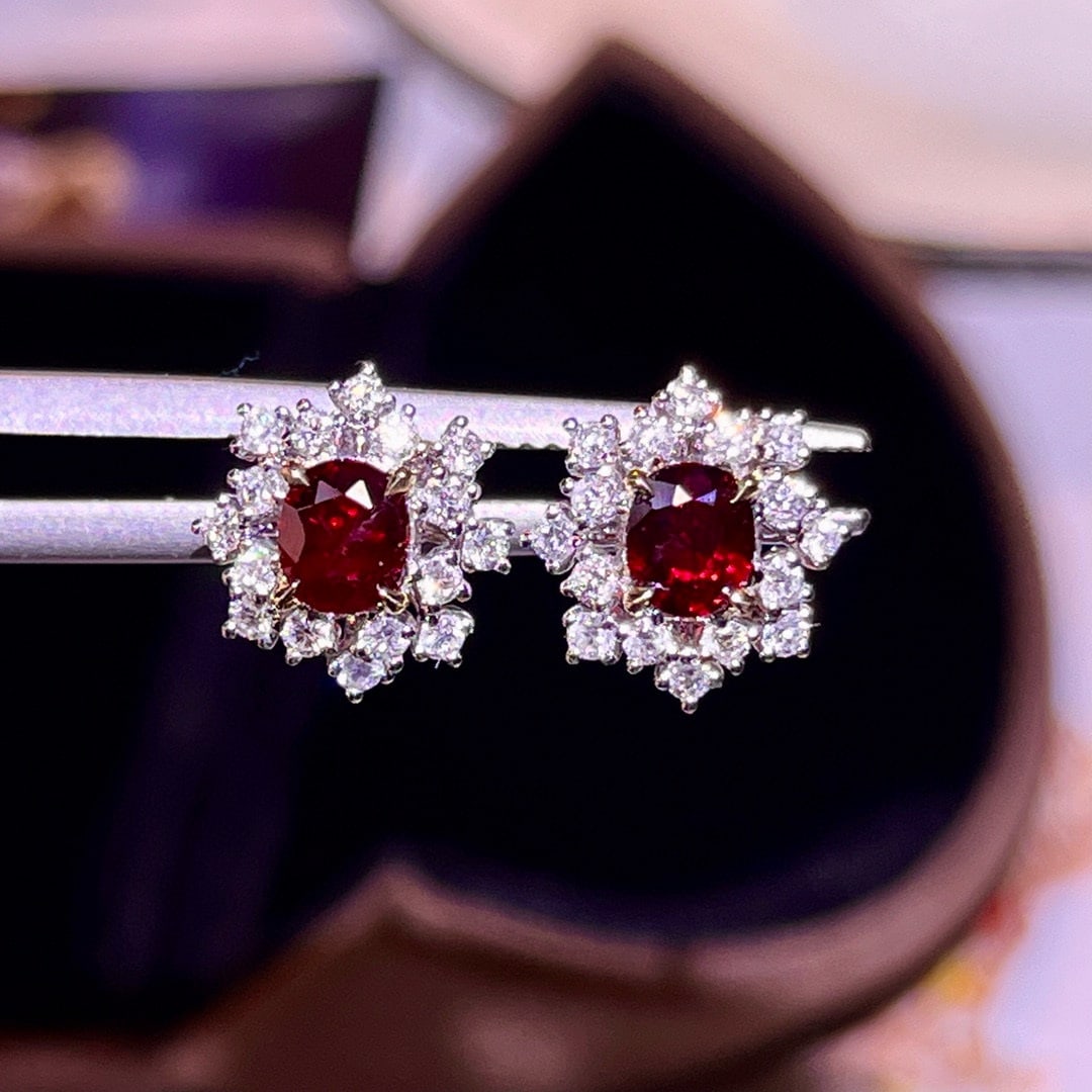 14k Gold 1.23 Ctw Natural Ruby & Diamond Earrings: Ref:230984289 // gold content:14k gold // main gemstone:ruby // shape:oval // carat weight:0. 75ct // color:pigeonblood red // treatment:natural // // adjacent gemstone 2 : diamond // number of stones