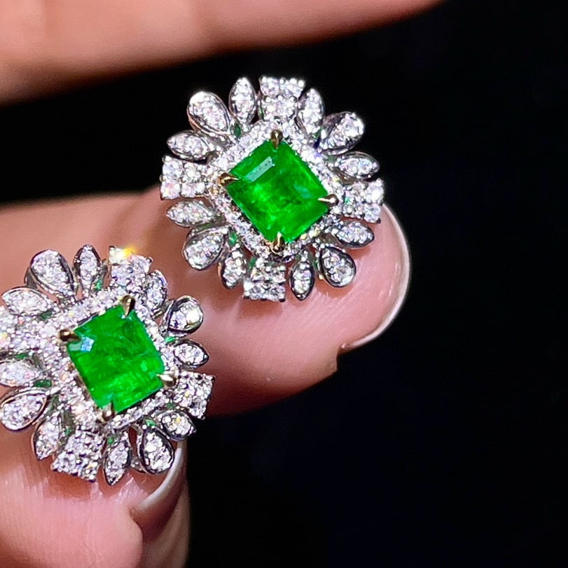 14k Gold 1.13 Ctw Vivid Green Natural Emerald & Diamond Earrings: Ref:230984293 // gold content:14k gold // main gemstone:emerald // shape:octagonal // carat weight:0. 78ct // color:vivid green // treatment:natural // // adjacent gemstone 2 : diamond // number of st
