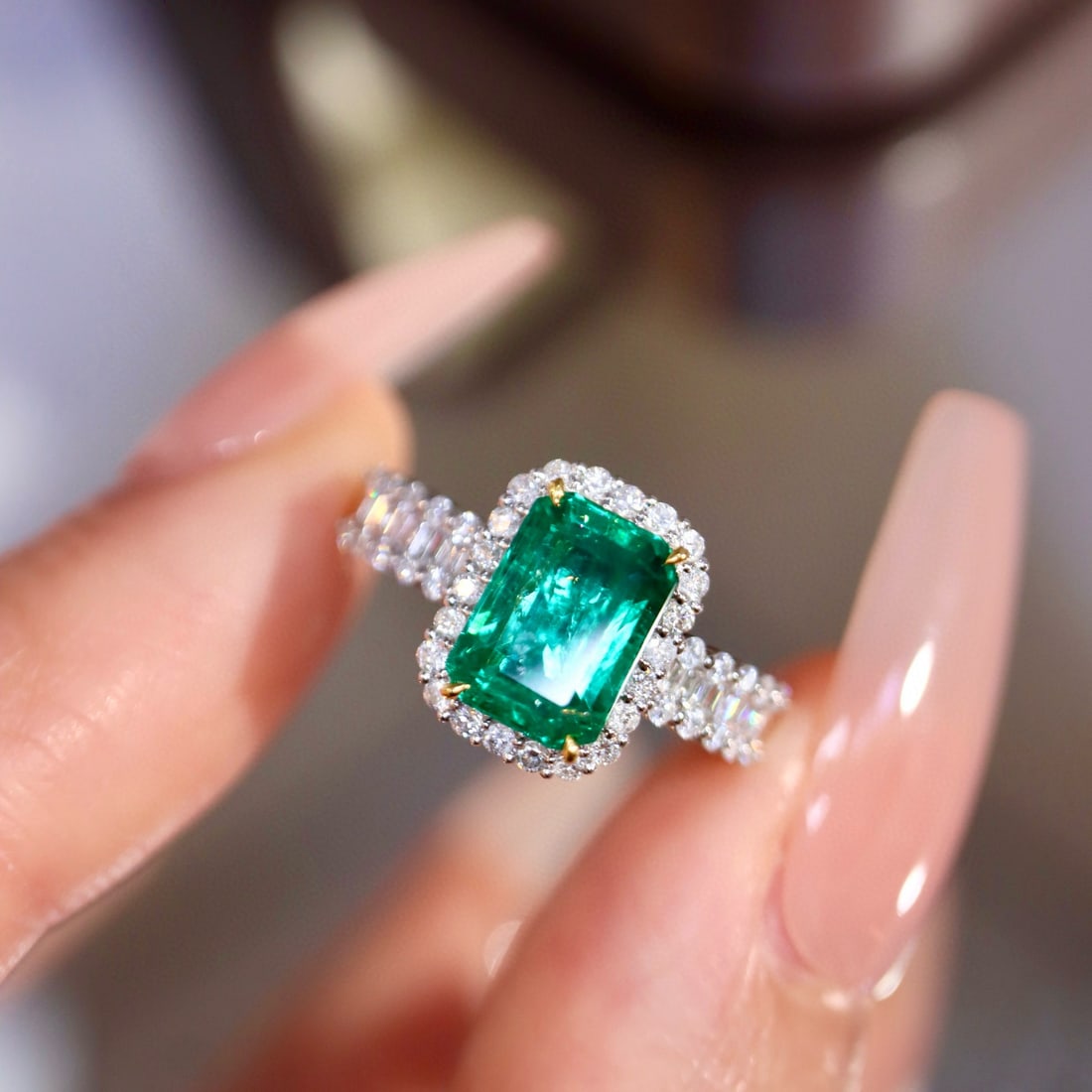 14k Gold 2.29 Ctw Vivid Green Natural Emerald & Diamond Ring: Ref:230984296 // gold content:14k gold // ring size:7. 25us // // main gemstone:emerald // shape:octagonal // carat weight:1. 9ct // color:vivid green // treatment:natural // // adjacent gemstone 2 :