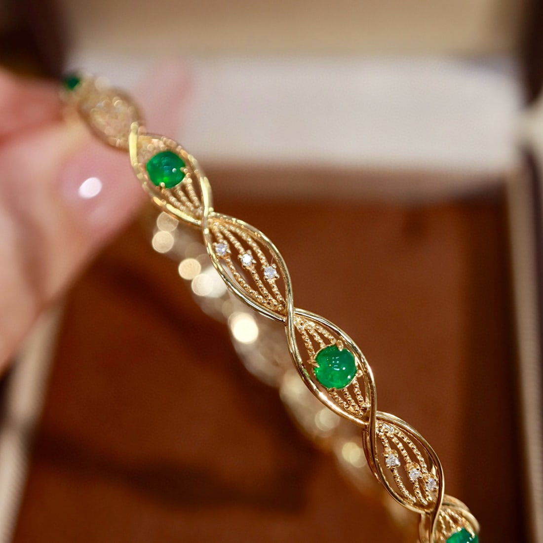 14k Gold 1.64 Ctw Vivid Green Natural Emerald & Diamond Bangle: Ref:230984297 // gold content:14k gold // main gemstone:emerald // shape:round // carat weight:1. 6ct // color:vivid green // treatment:natural // cut grade:g // // adjacent gemstone 2 : diamond //