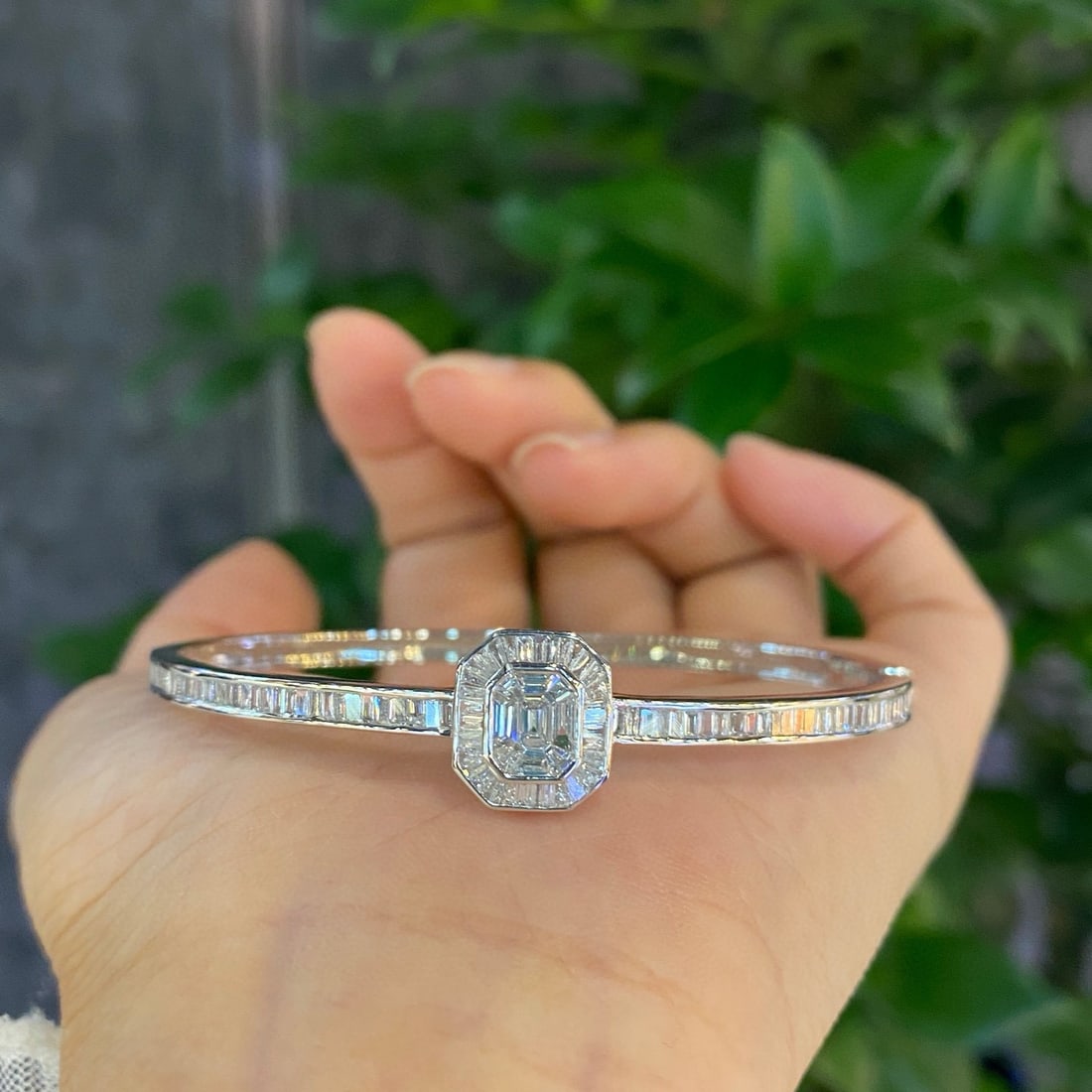14k Gold 3.5 Ct Natural H Diamond Bangle: Ref:230984303 // gold content:14k gold // main gemstone:diamond // shape:multiply // carat weight:3. 5ct // clarity grade:vs-si // color:h // treatment:natural // Condition: New Low Estimate: 14000