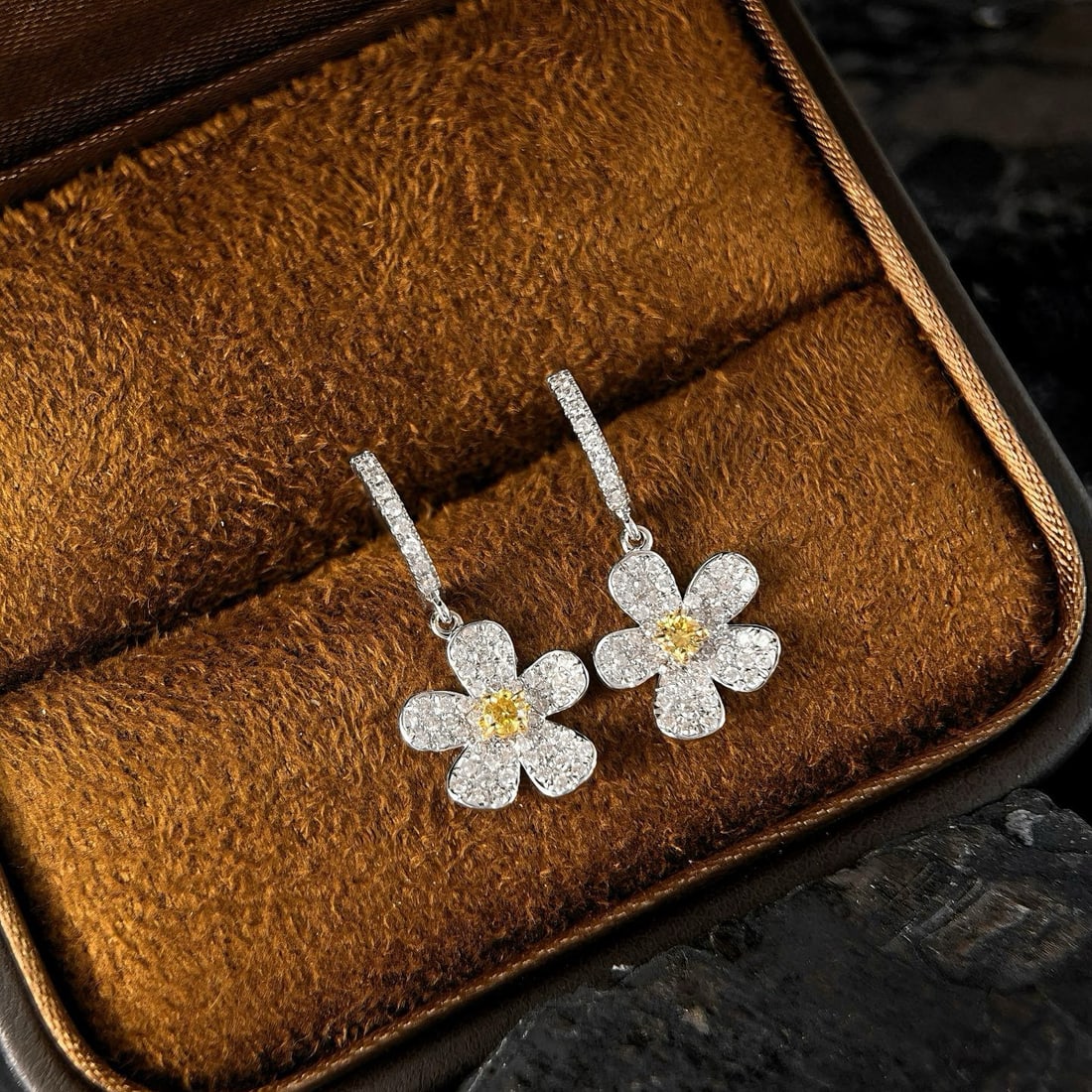 14k Gold 0.8 Ct Natural Color Diamond Earrings: Ref:230984305 // gold content:14k gold // main gemstone:diamond // shape:round // carat weight:0. 8ct // clarity grade:vs-si // color:color // treatment:natural // cut grade:g // High Estimate: 4300