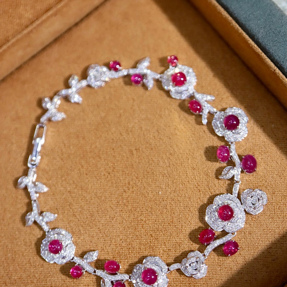 14k Gold 5.98 Ctw Natural Ruby & Diamond Bracelet: Ref:230984309 // gold content:14k gold // main gemstone:ruby // shape:multiply // carat weight:4. 78ct // color:red // treatment:natural // // adjacent gemstone 2 : diamond // shape:round // carat wei