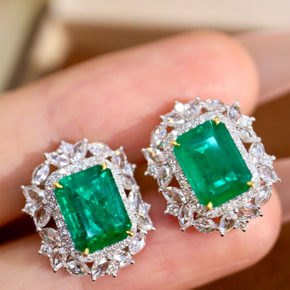 14k Gold 5.07 Ctw Vivid Green Natural Emerald & Diamond Earrings: Ref:230984324 // gold content:14k gold // main gemstone:emerald // shape:octagonal // carat weight:3. 95ct // color:vivid green // treatment:natural // // adjacent gemstone 2 : diamond // shape:multip