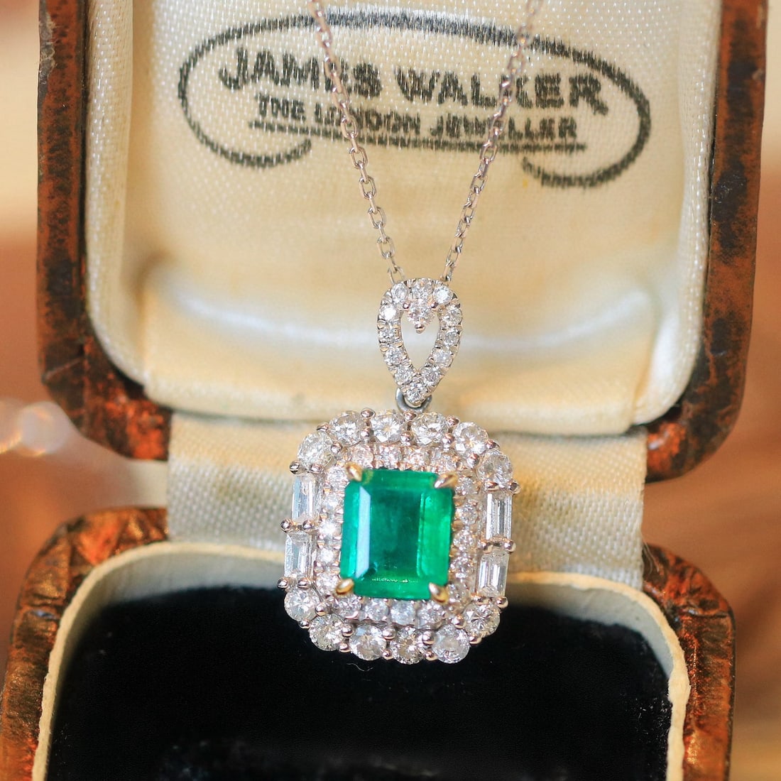 14k Gold 1.78 Ctw Vivid Green Natural Emerald & Diamond Pendant( Without Chain ): Ref:230984325 // gold content:14k gold // main gemstone:emerald // shape:octagonal // carat weight:1. 06ct // color:vivid green // treatment:natural // // adjacent gemstone 2 : diamond //