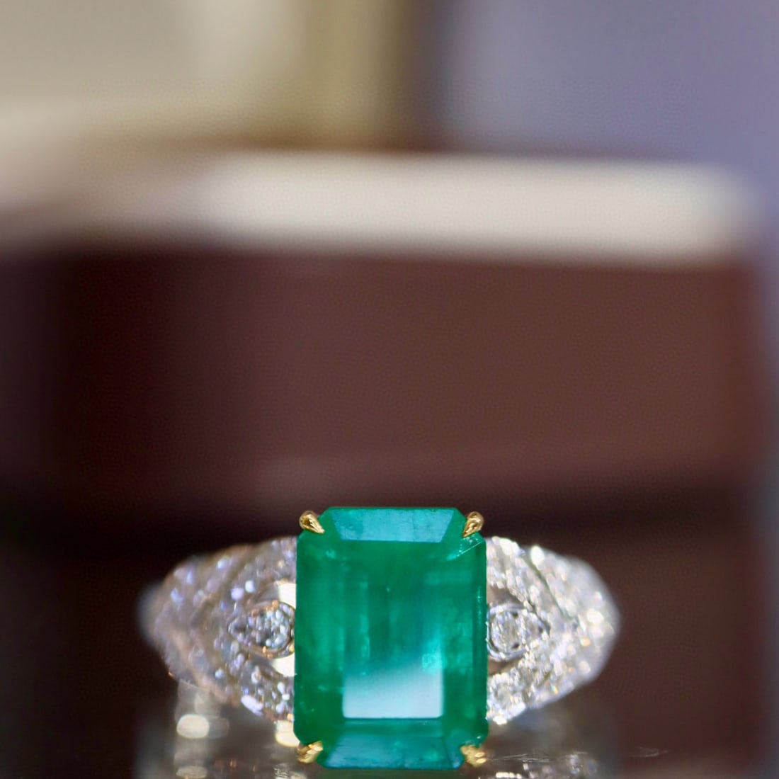14k Gold 2.85 Ctw Vivid Green Natural Emerald & Diamond Ring: Ref:230984326 // gold content:14k gold // ring size:7. 25us // // main gemstone:emerald // shape:octagonal // carat weight:2. 71ct // color:vivid green // treatment:natural // // adjacent gemstone 2 :