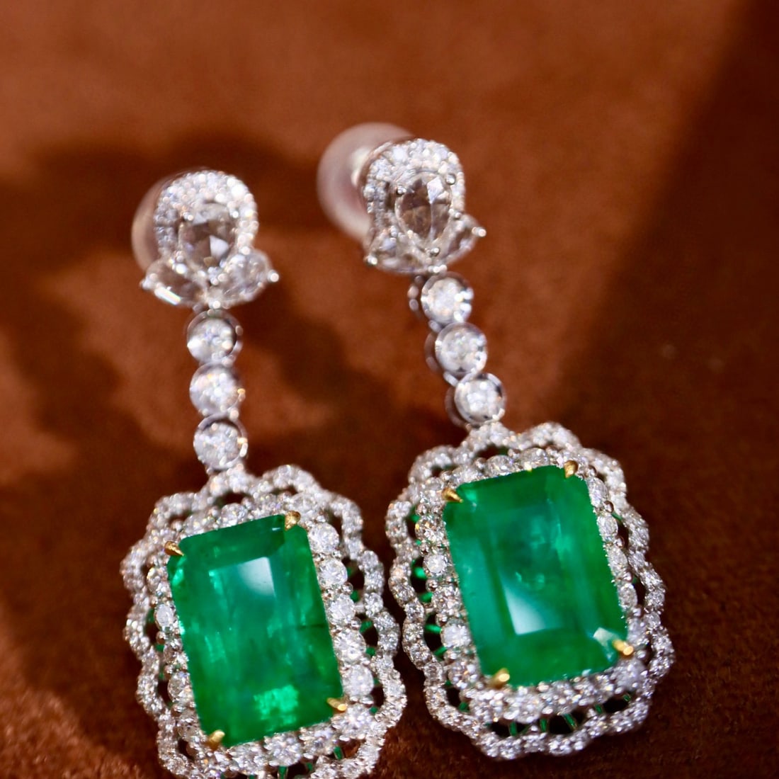 14k Gold 5.75 Ctw Vivid Green Natural Emerald & Diamond Earrings: Ref:230984327 // gold content:14k gold // main gemstone:emerald // shape:octagonal // carat weight:4. 8ct // color:vivid green // treatment:natural // // adjacent gemstone 2 : diamond // shape:multipl