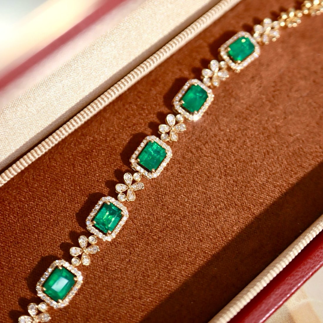 14k Gold 4.45 Ctw Vivid Green Natural Emerald & Diamond Bracelet: Ref:230984328 // gold content:14k gold // main gemstone:emerald // shape:octagonal // carat weight:3. 67ct // color:vivid green // treatment:natural // // adjacent gemstone 2 : diamond // shape:round 