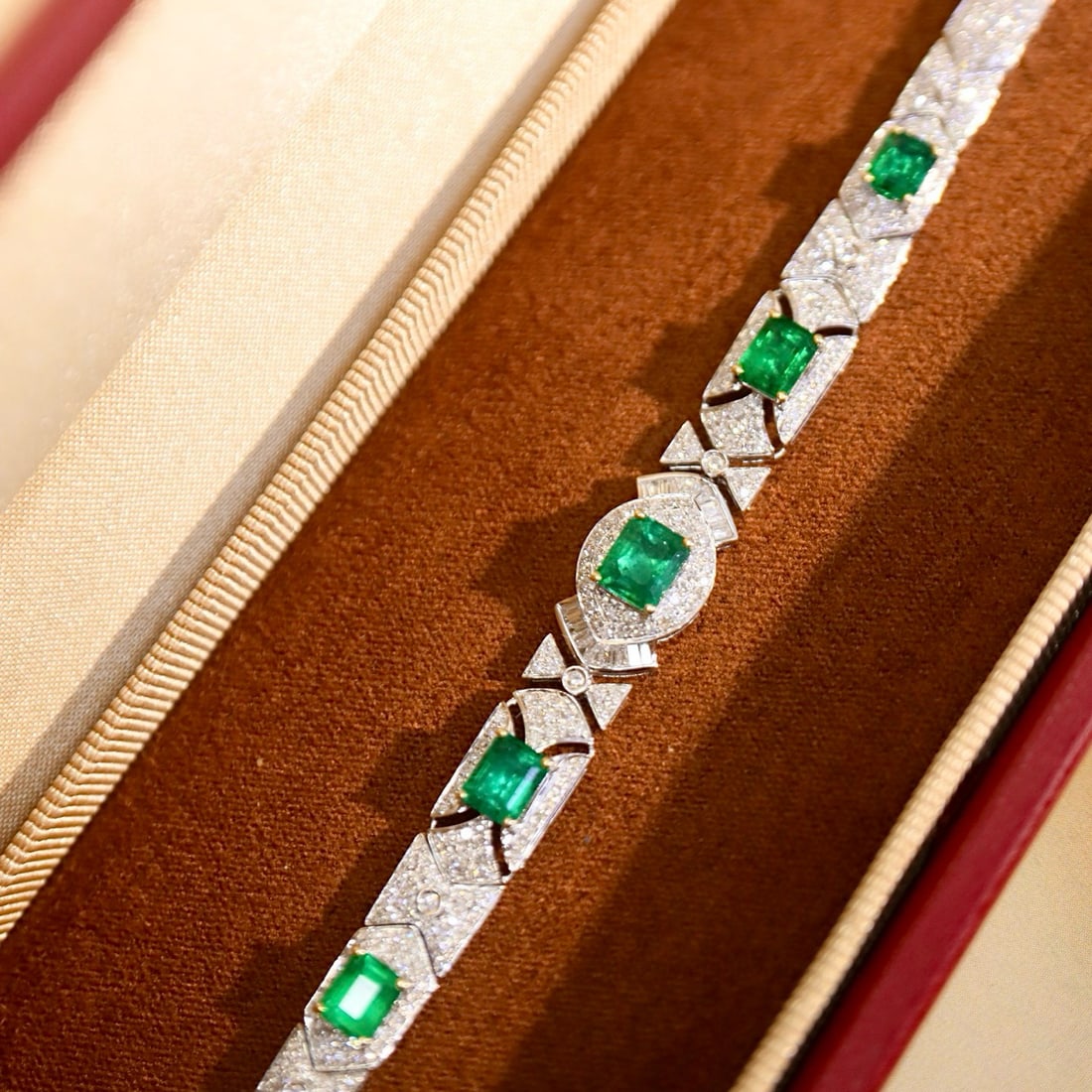 14k Gold 3.84 Ctw Vivid Green Natural Emerald & Diamond Bracelet: Ref:230984340 // gold content:14k gold // main gemstone:emerald // shape:octagonal // carat weight:2. 5ct // color:vivid green // treatment:natural // // adjacent gemstone 2 : diamond // shape:multipl