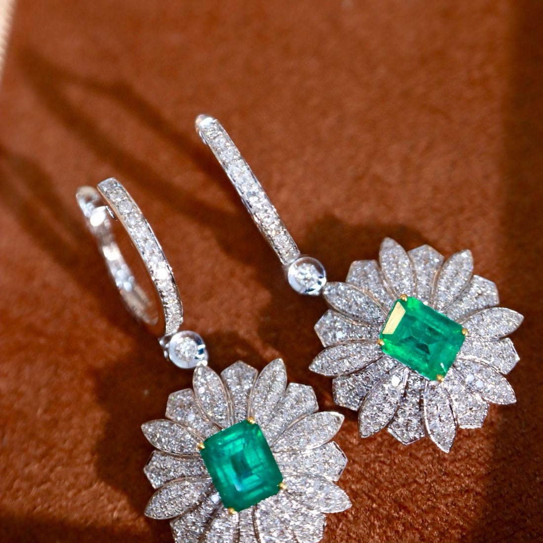 14k Gold 2.65 Ctw Vivid Green Natural Emerald & Diamond Earrings: Ref:230984341 // gold content:14k gold // main gemstone:emerald // shape:octagonal // carat weight:1. 81ct // color:vivid green // treatment:natural // // adjacent gemstone 2 : diamond // shape:round