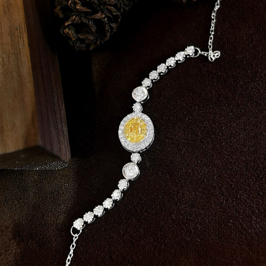 14k Gold 0.60 Ctw Natural Yellow Diamond & Diamond Bracelet: Ref:230984343 // gold content:14k gold // main gemstone:yellow diamond // shape:oval // carat weight:0. 18ct // color:yellow // treatment:natural // // adjacent gemstone 2 : diamond // shape:round //