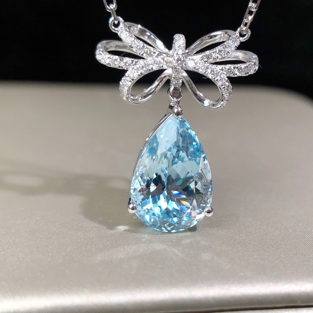 14k Gold 3.60 Ctw Natural Aquamarine & Diamond Necklace: Ref:230984350 // gold content:14k gold // main gemstone:aquamarine // shape:pear // carat weight:3. 41ct // color:blue // treatment:natural // // adjacent gemstone 2 : diamond // shape:round // carat 