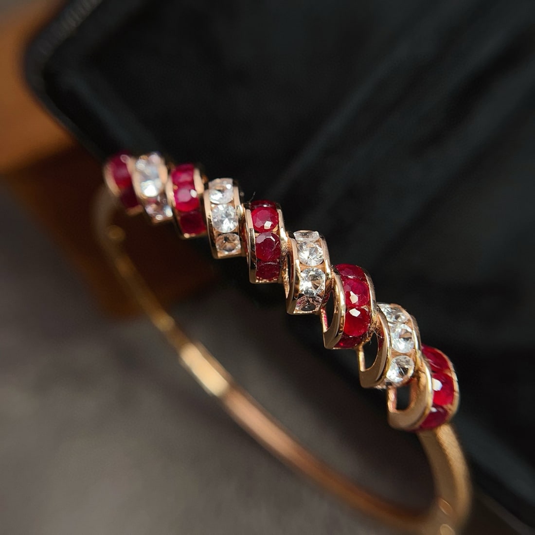 14k Gold 2.00 Ct Natural Ruby & Sapphire Bangle: Ref:230984358 // gold content:14k gold // main gemstone:ruby // shape:round // carat weight:2. 00ct // color:red // treatment:natural // cut grade:g // // adjacent gemstone 2 : sapphire // number of