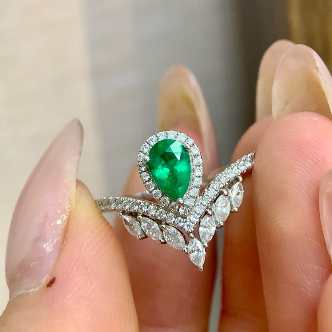 14k Gold 0.81 Ctw Vivid Green Natural Emerald & Diamond Ring: Ref:230984365 // gold content:14k gold // ring size:7. 25us // // main gemstone:emerald // shape:pear // carat weight:0. 41ct // color:vivid green // treatment:natural // // adjacent gemstone 2 :