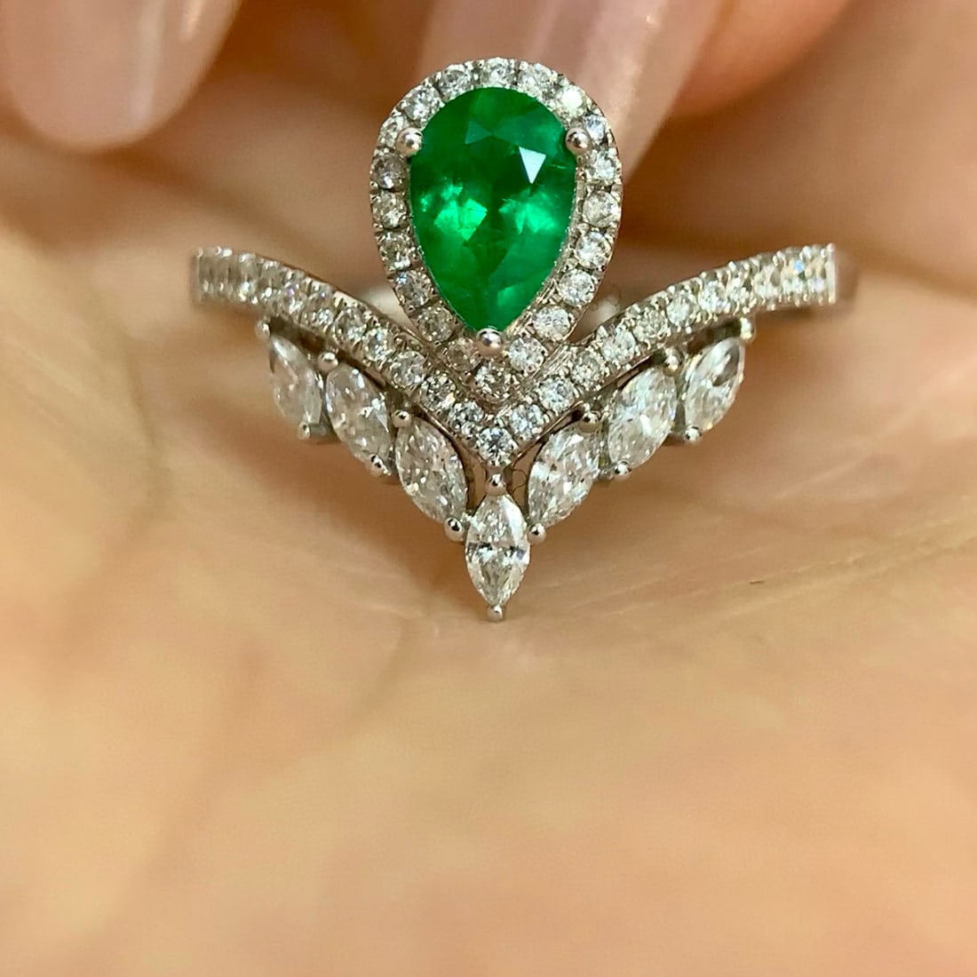 14k Gold 0.81 Ctw Vivid Green Natural Emerald & Diamond Ring - 2