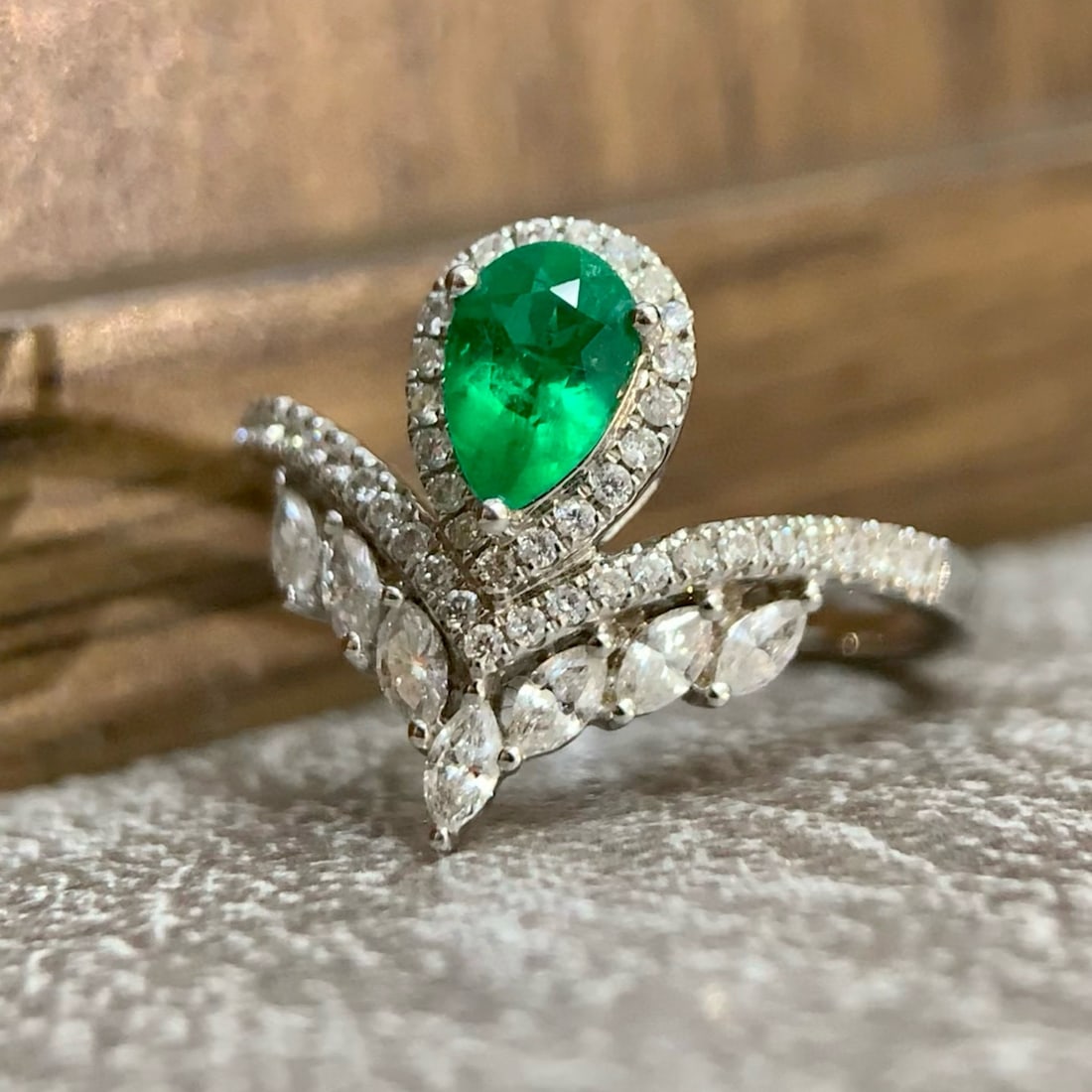 14k Gold 0.81 Ctw Vivid Green Natural Emerald & Diamond Ring - 5