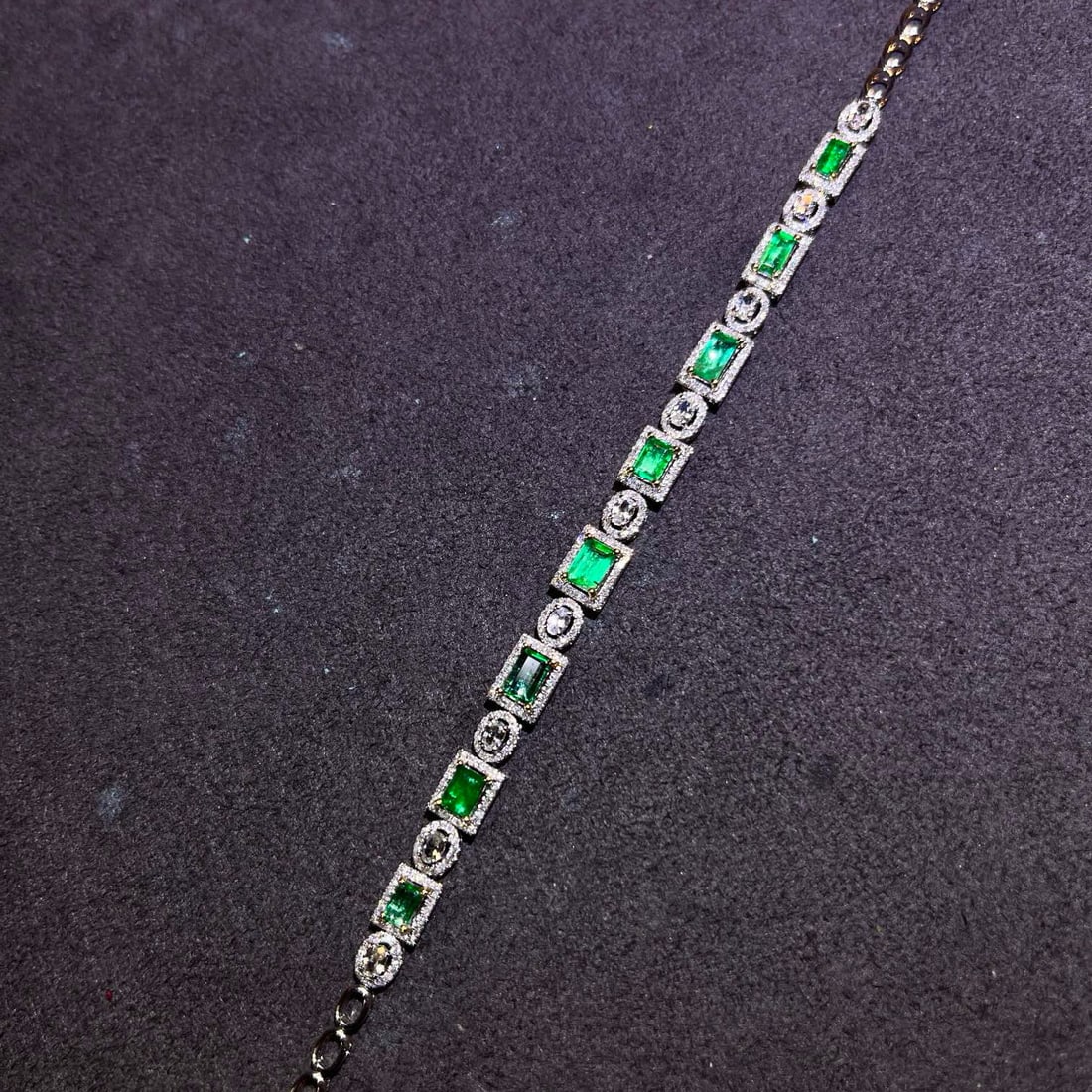 14k Gold 2.24 Ctw Vivid Green Natural Emerald & Diamond Bracelet: Ref:230984366 // gold content:14k gold // main gemstone:emerald // shape:rectangle // carat weight:1. 53ct // color:vivid green // treatment:natural // // adjacent gemstone 2 : diamond // number of