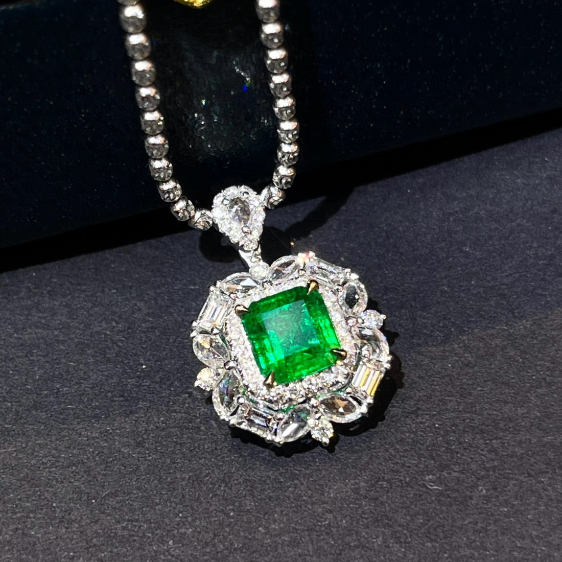 14k Gold 1.79 Ctw Vivid Green Natural Emerald & Diamond Pendant( Without Chain ): Ref:230984367 // gold content:14k gold // main gemstone:emerald // shape:octagonal // carat weight:1. 05ct // color:vivid green // treatment:natural // // adjacent gemstone 2 : diamond // number of st