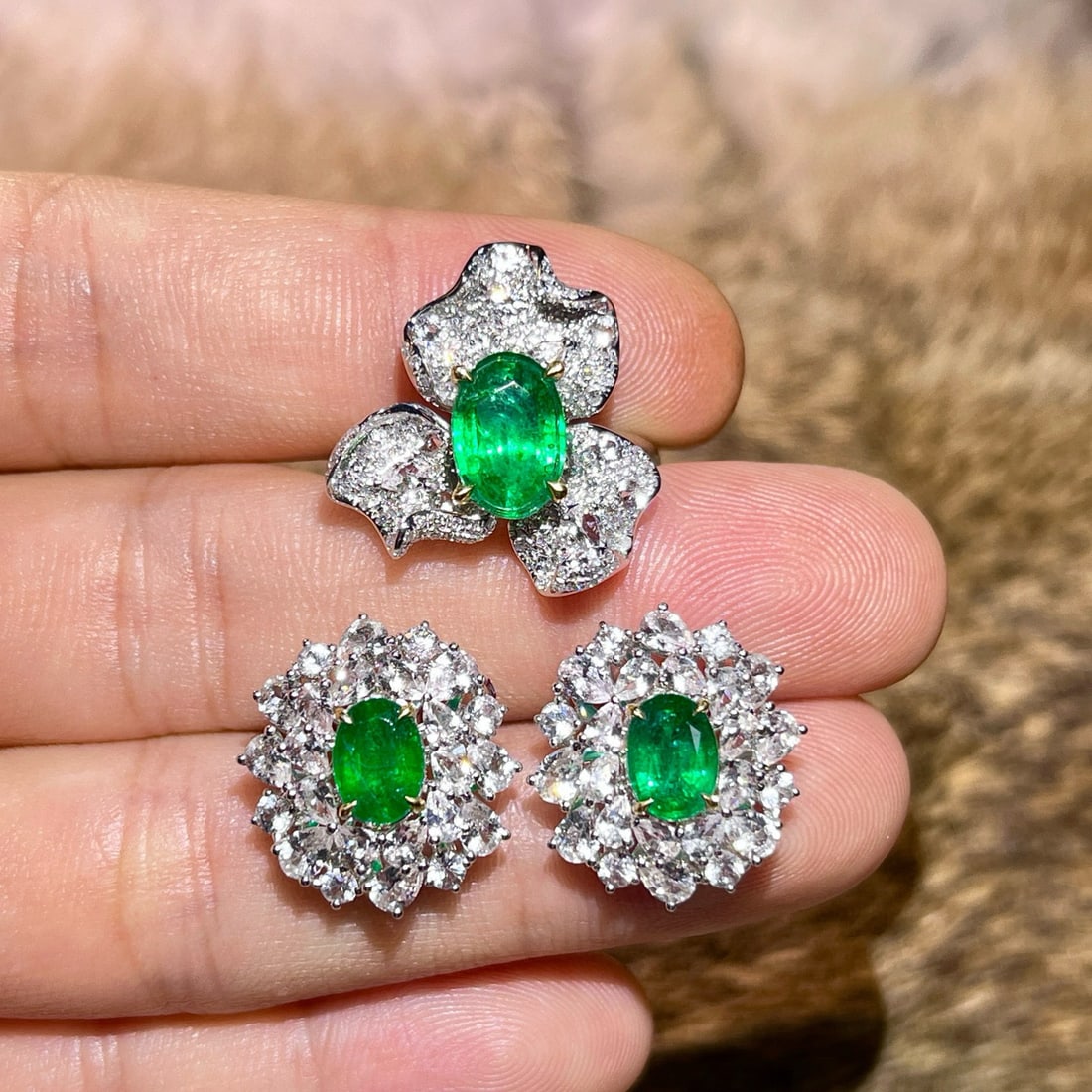 14k Gold 3.21 Ct Vivid Green Natural Emerald & Sapphire & Diamond Jewelry Set: Ref:230984368 // gold content:14k gold // ring size:7. 25us // // earrings // main gemstone:emerald // shape:oval // carat weight:1. 91ct // color:vivid green // treatment:natural // // adjacent gemst