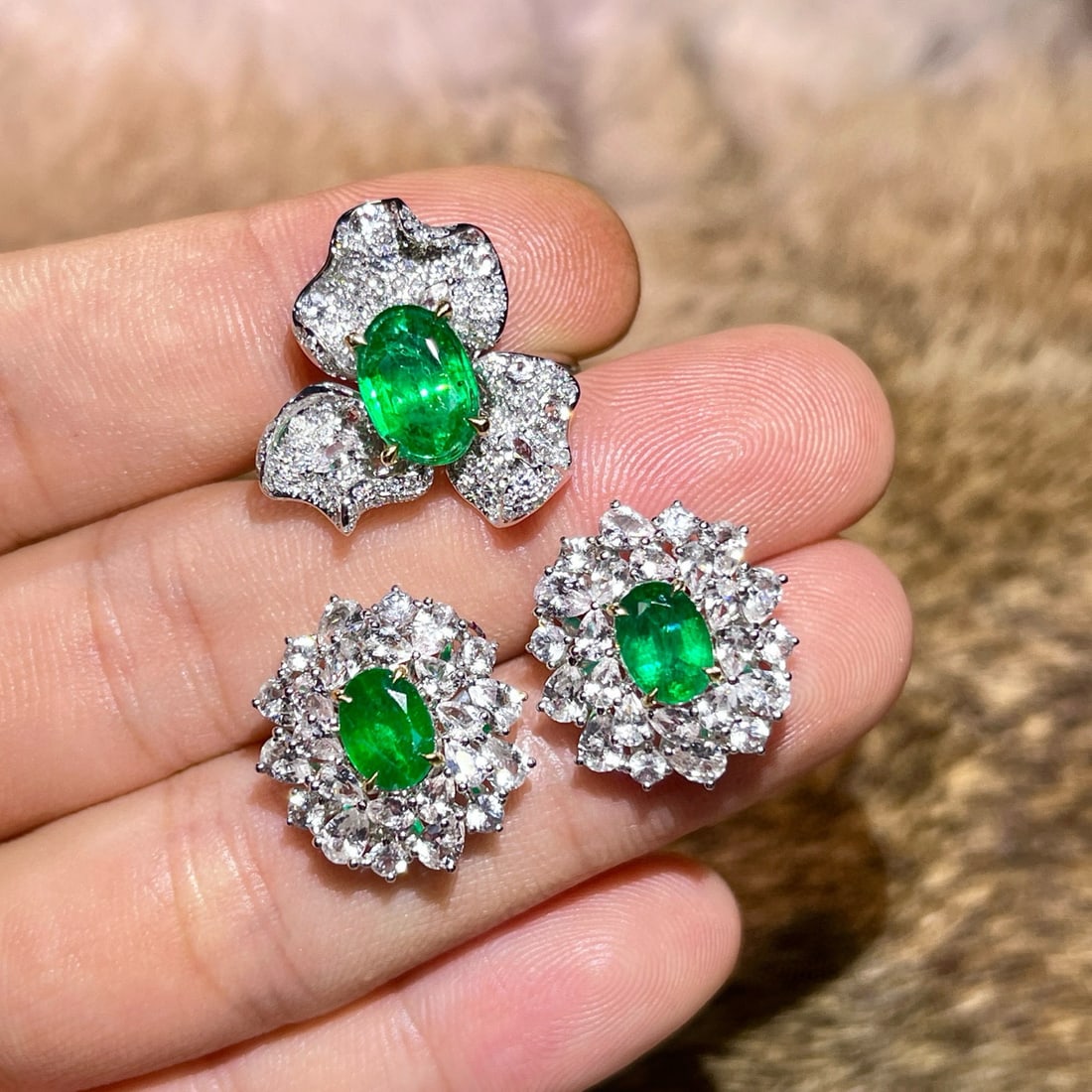 14k Gold 3.21 Ct Vivid Green Natural Emerald & Sapphire & Diamond Jewelry Set - 2